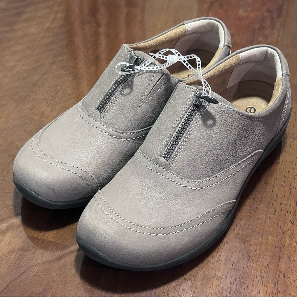 NEW Earth Women's 7.5M Fannie Round Toe Casual Leather Slip-on Zip Flats Taupe